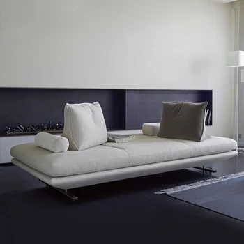 Kreatívny dizajn je minimalistický a voľnou rukou priestor gauč bez opierky, v obývacej izbe textílie gauč